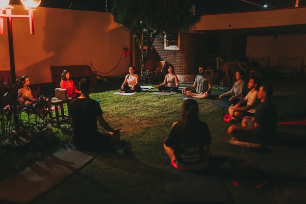 Quels conseils donneriez-vous pour une tenue de travail qui se transforme en look de soirée?