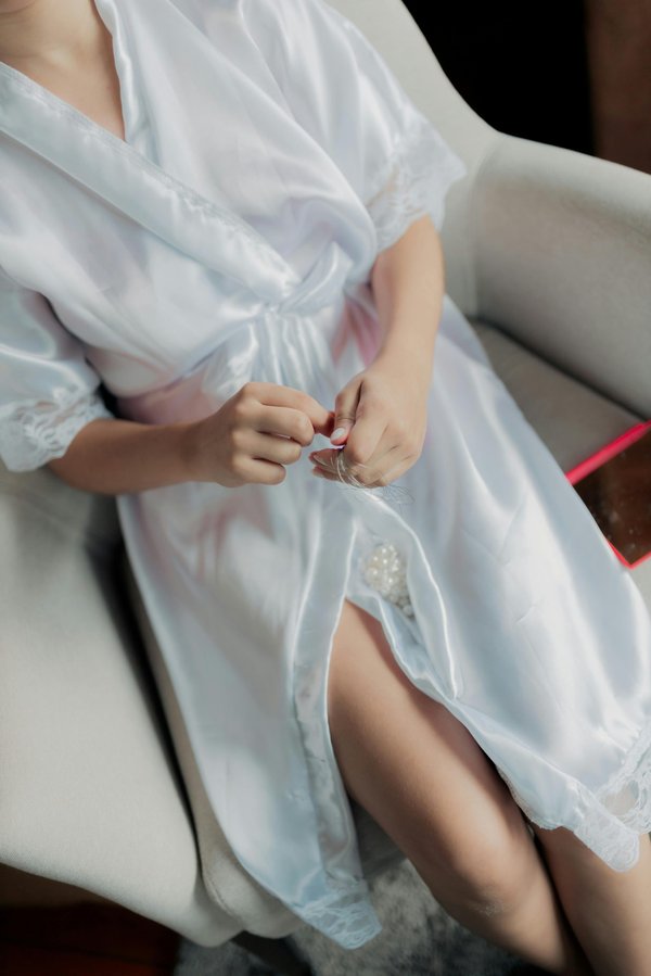 Explorez la collection luxueuse de peignoirs satin pour femme